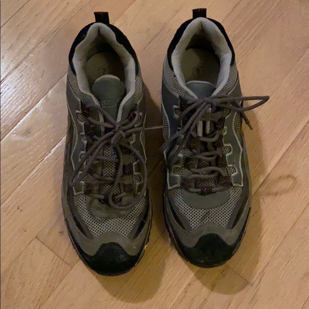 Boy’s shoes size 7